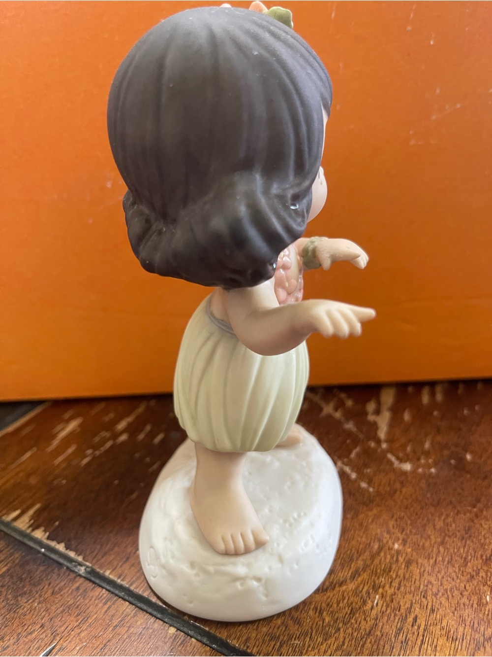 Precious Moments Porcelain Hula Girl Figurine with Floral Lei - Pastel Colors - Picture 4 of 5